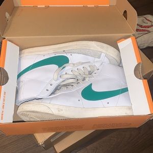 Vintage 77 blazer white and green size 7 women (5.5 kids) 6/10 couple of scuffs